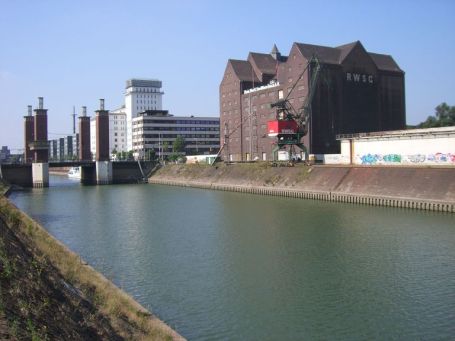 Duisburg : Innenhafen, RWSG Speichergebäude halbrechts im Bild
